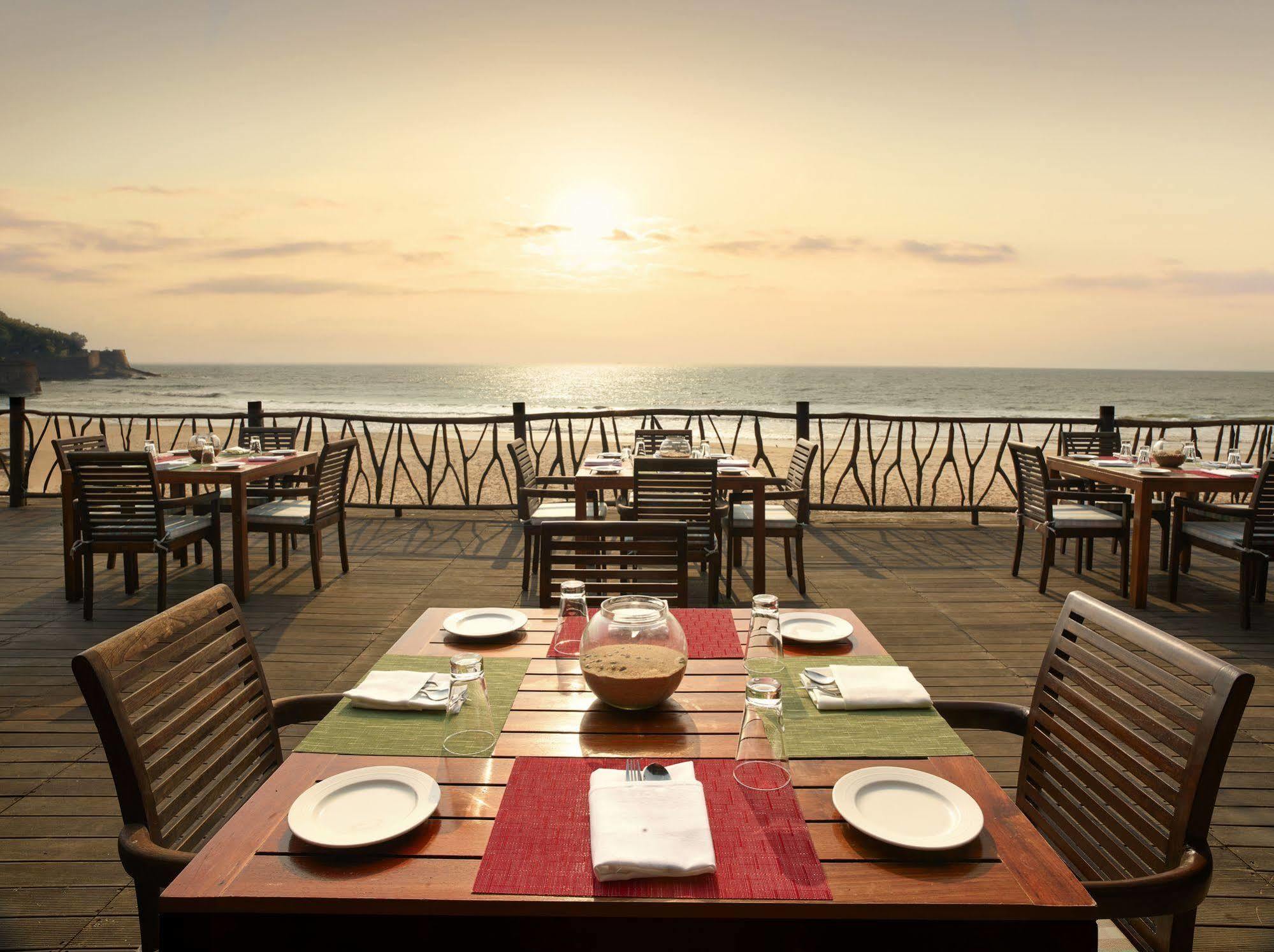 Taj Holiday Village Resort & Spa, Goa Candolim Exterior photo Sunset at the beach
