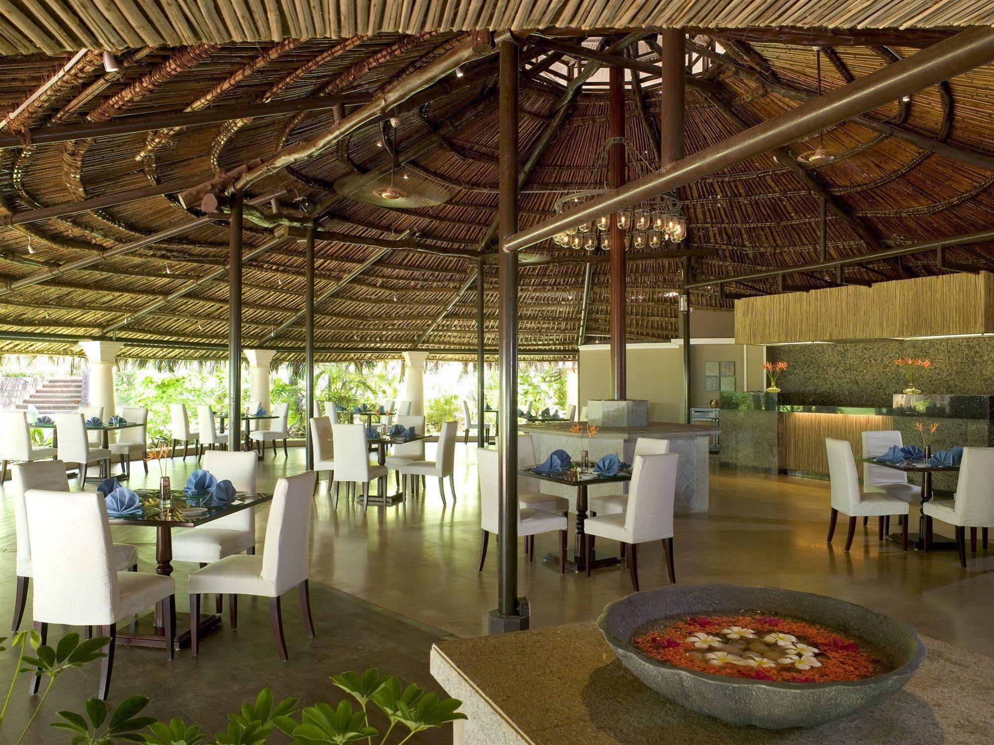 Taj Holiday Village Resort & Spa, Goa Candolim Exterior photo The restaurant at the resort