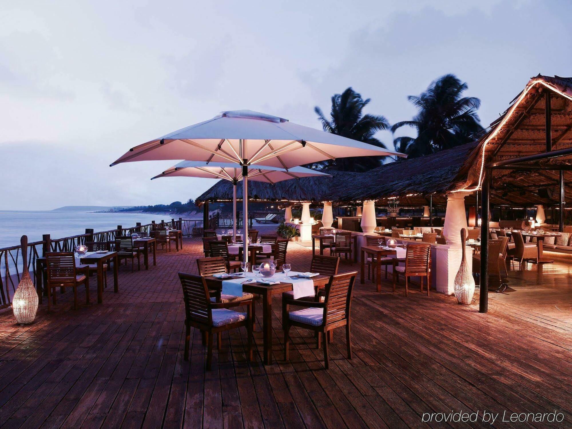 Taj Holiday Village Resort & Spa, Goa Candolim Exterior photo The Deck